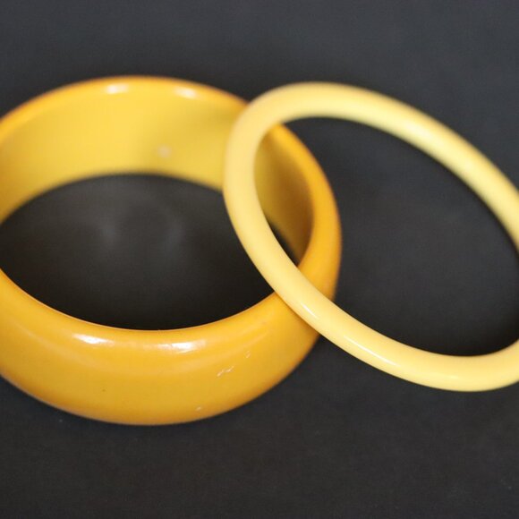 Vintage Bakelite Bangle Bracelets Pumpkin Yellow Orange Set of 2 - Picture 1 of 4
